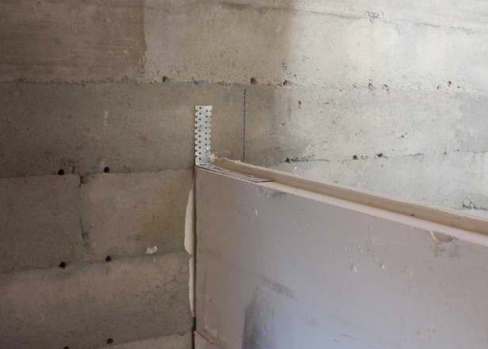 Le support est installé dans la rainure de la plaque