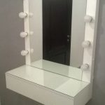 Miroir mural avec étagère