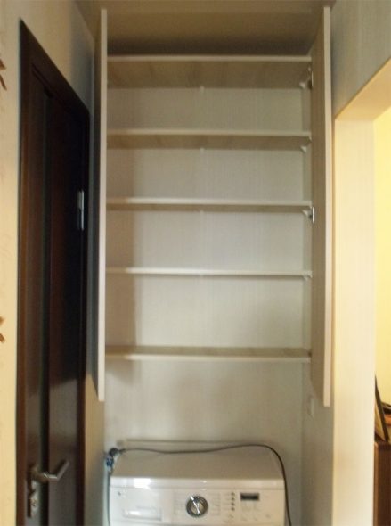 Armoire murale dans une niche