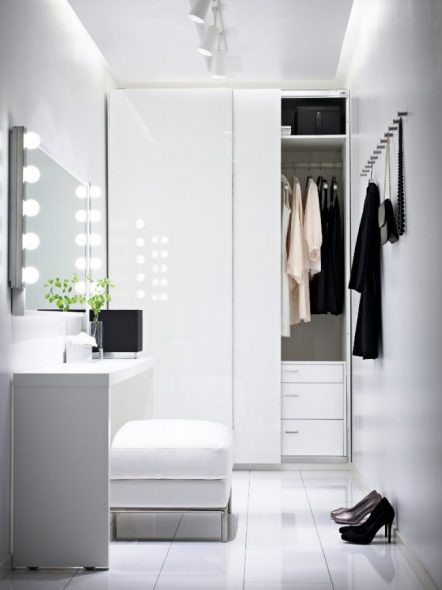 Petit miroir de maquillage dans le couloir