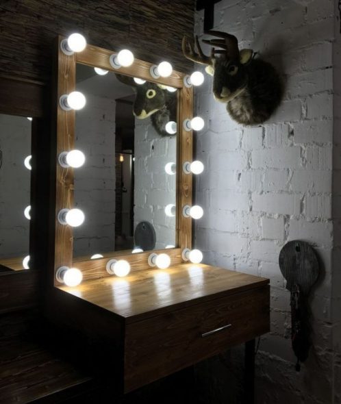 Petite coiffeuse avec miroir