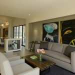 Mobilier rembourré neutre dans un intérieur lumineux