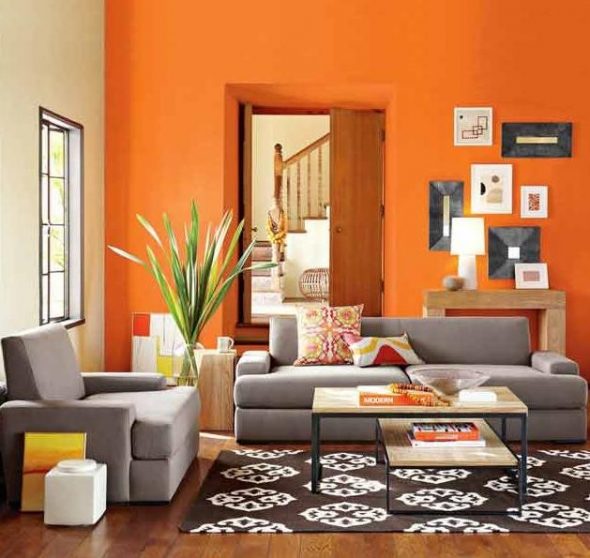 Canapé neutre dans un intérieur de couleur