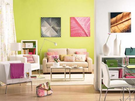 Canapé neutre dans un intérieur de couleur