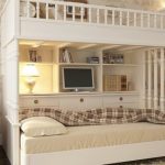 Lit superposé inhabituel dans une chambre d'adolescent