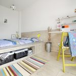 Chambre insolite avec un podium