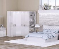 Douce chambre blanche avec un lit moelleux