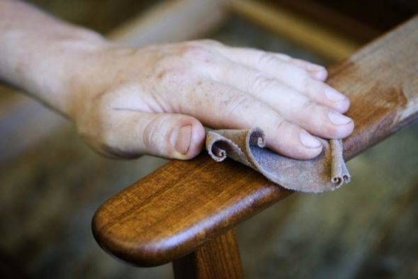 Mettre à jour le vieux vernis sur la chaise
