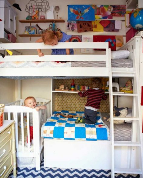 Chambre d'enfants équipée pour trois enfants