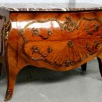 Commode en poire sculptée d'origine