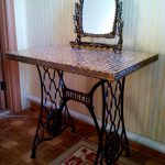 La table d'origine avec un miroir, converti à partir d'une machine à écrire