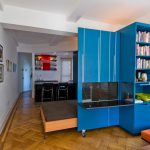Guarda-roupa móvel azul com cama embutida