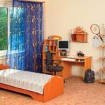 Chambre ado avec un lit près de la fenêtre