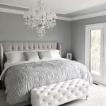 Belle chambre avec un lit moelleux et un pouf au pied du lit