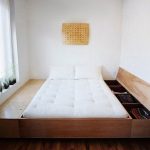 Podium de lit simple fait maison avec boîtes d'ouverture