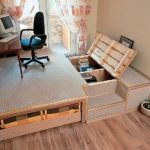 Lieu de travail sur le podium avec un lit gigogne