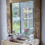 Le cadre pour le miroir de la palette avec ses mains