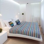 Textiles multicolores à l'intérieur de la salle blanche comme neige