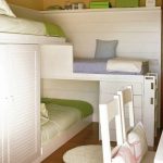 Lit bébé sur deux niveaux avec placards intégrés