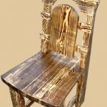 Chaise sculptée avec des taches inhabituelles