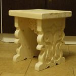 Tabouret en bois sculpté