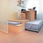 Conception faite sur mesure avec un lit, un espace de travail et des sièges.