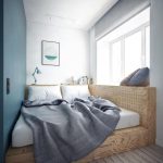 Lit de contreplaqué fait maison dans une niche