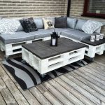 Canapé d'angle chic et table basse de palettes