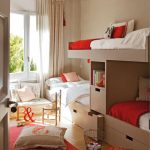 Case-lit pour trois enfants et un coin salon près de la fenêtre
