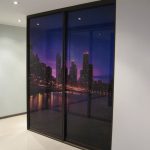 Guardarropa deslizante de la ciudad con una impresión fotográfica.