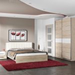 Armario de madera para un pequeño dormitorio.