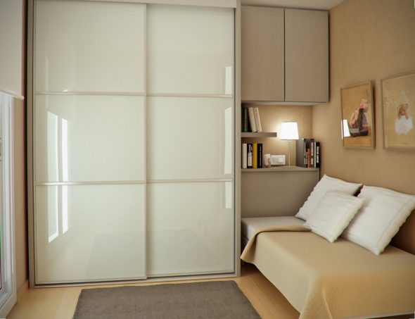 Armoire avec éléments en plastique à l'intérieur d'une petite chambre