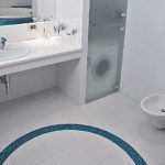Cabinet dans le coin de la salle de bain avec portes en miroir