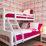 Joli lit dans la chambre des jeunes filles