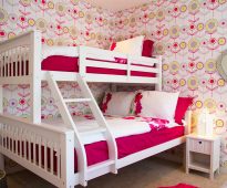Joli lit dans la chambre des jeunes filles