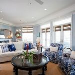 Canapés et fauteuils bleus à l'intérieur