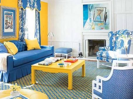 Mobilier bleu dans le schéma de combinaison