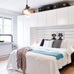 Le style scandinave accueille favorablement l'utilisation d'accents clairs dans la conception de la chambre à coucher