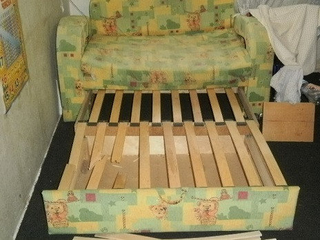 Le cadre cassé du canapé des enfants