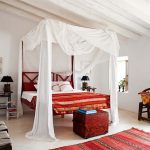 Chambre dans un style élégant avec des accents lumineux