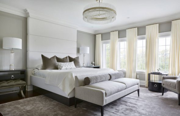 Chambre élégante avec tête de lit souple jusqu'au plafond.