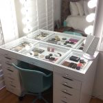 Table de maquillage avec miroir de maquillage
