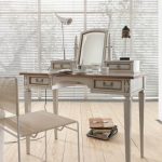 Table de maquillage avec miroir