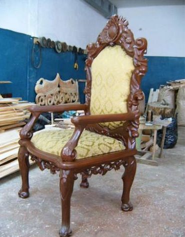 Chaise avec des sculptures en relief