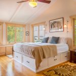 Chambre lumineuse et confortable avec un lit au milieu