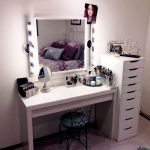 Coiffeuse avec miroir et piédestal