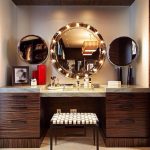 Coiffeuse avec miroir dans une niche