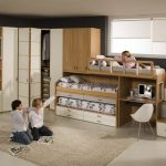Armoire d’angle et lits gigognes pour faire de la place aux jeux des enfants