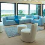 Canapé et chaises confortables pour la chambre aux fenêtres panoramiques