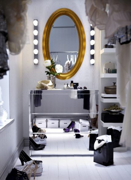 Miroir de maquillage dans le dressing